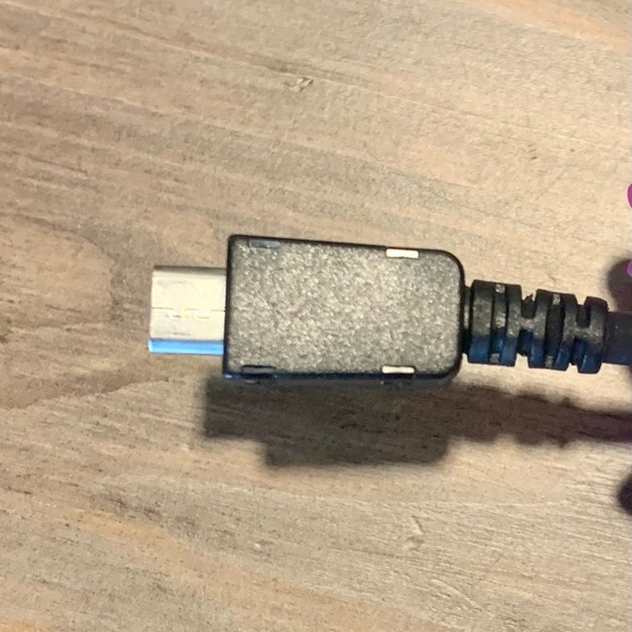 Coiled cord car phone charger, Micro usb, black - Picture 5 of 6